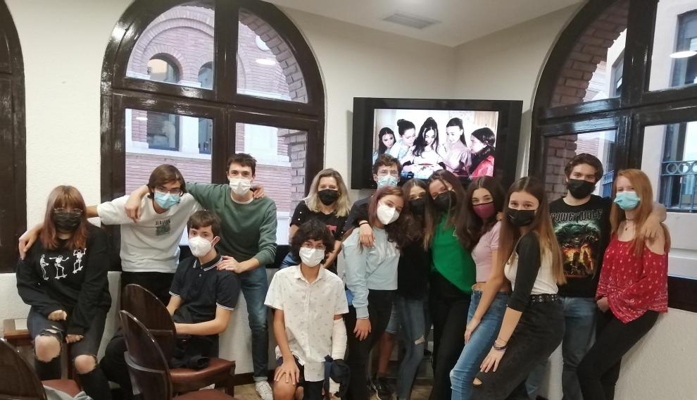 El grupo de estudiantes, junto con su profesora de inglés, visionaron el largometraje en una sala del Casino de Teruel.
