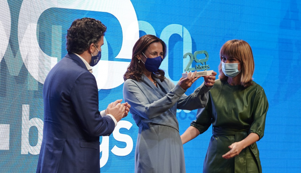 Iñigo de Yarza, consejero delegado de Henneo, y Pilar Alegría, ministra de Educación y Formación Profesional, entregan el Premio 20minutos a María Andres, directora de la Oficina del Parlamento Europeo en España