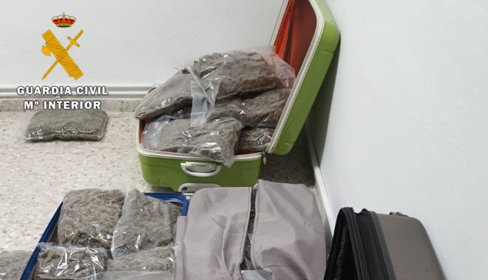La droga, contenida en 49 bolsas, era transportada en tres maletas alojadas en los asientos traseros y maletero del turismo.
