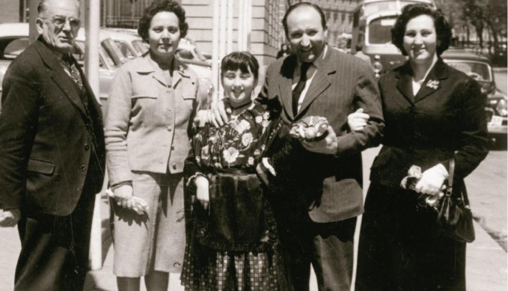 Manuel Rodeles, con su hija, vestida con el traje regional, y su esposa, a la derecha, en la primera Ofrenda de Flores de 1958