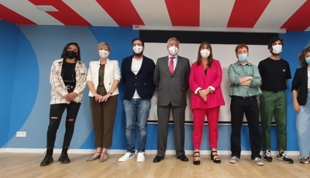 Repollés y Callén, con los responsables de la intervención artística de la fachada del Infantil.