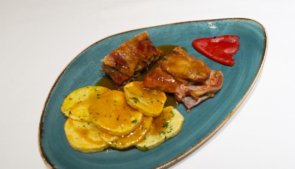 Paletilla de ternasco al horno con patatas a lo pobre.