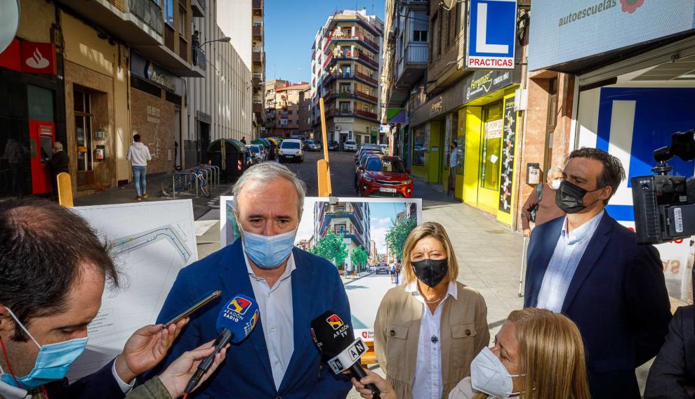 El alcalde de Zaragoza, Jorge Azcón, y la concejal de Infraestructuras, Patricia Cavero, en la presentación de la reforma de la calle de Cuarte.