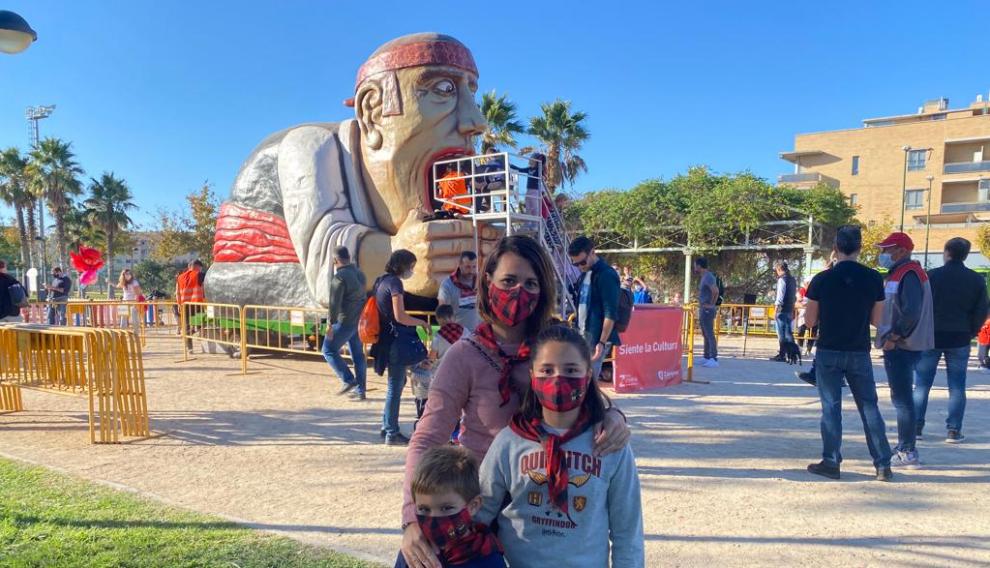 Ana Pueyo junto a sus dos hijos.