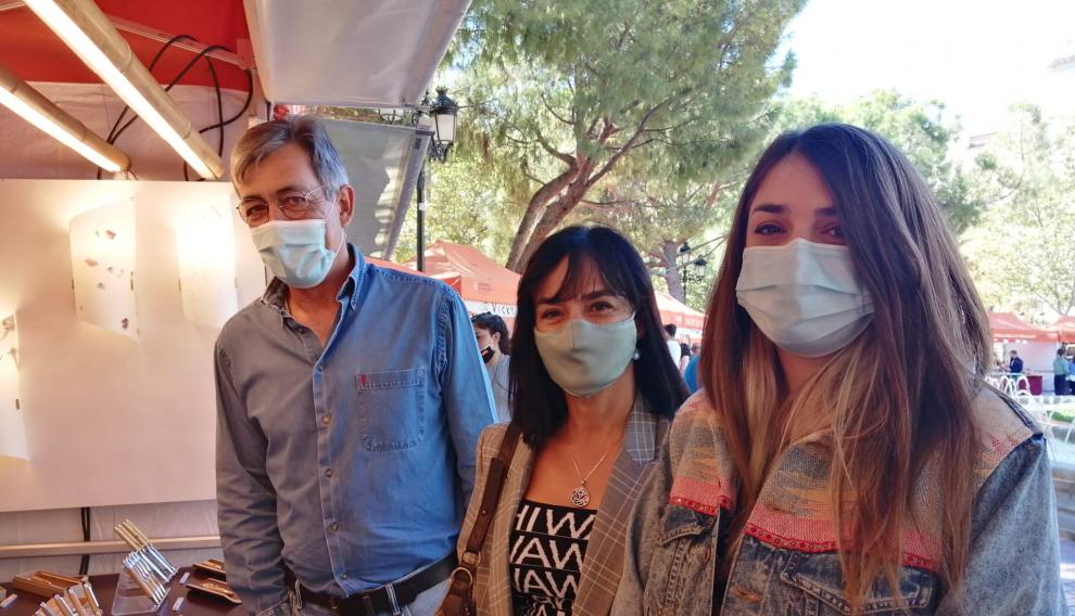 Antonio Lafuente, Pilar Mena y Paula Alcober, en la feria de artesanía del Pilar 2021.