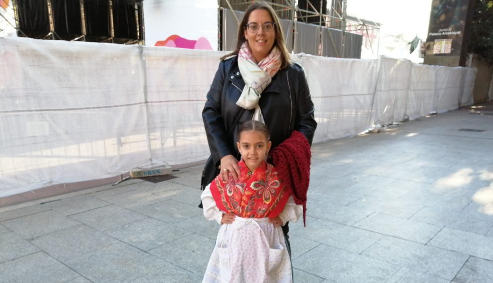 Ana Jaime y su hija en la plaza del Pilar.