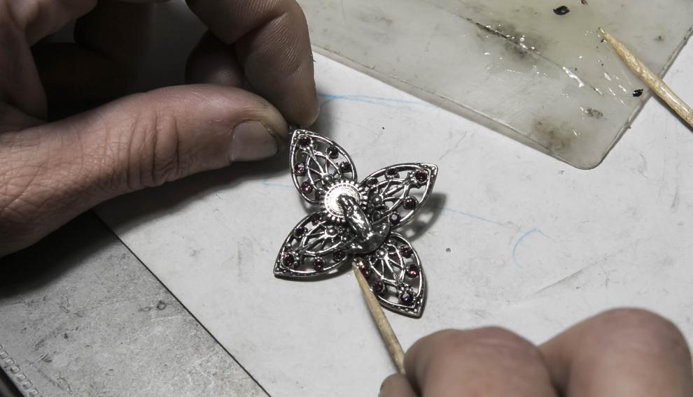 Fabricación artesana de joyas pilaristas, en Zaragoza.