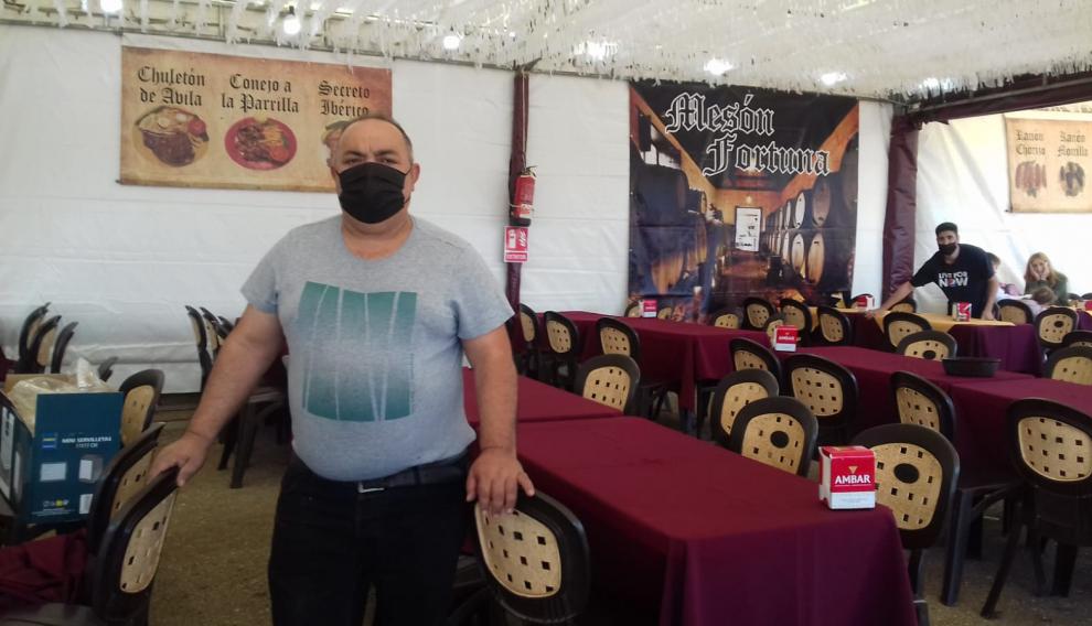 Lahcen Bouhimid, gerente de Mesón Fortuna, donde sirven carne a la brasa, pinchos morunos, croquetas o tortilla, entre otros mangares culinarios.
