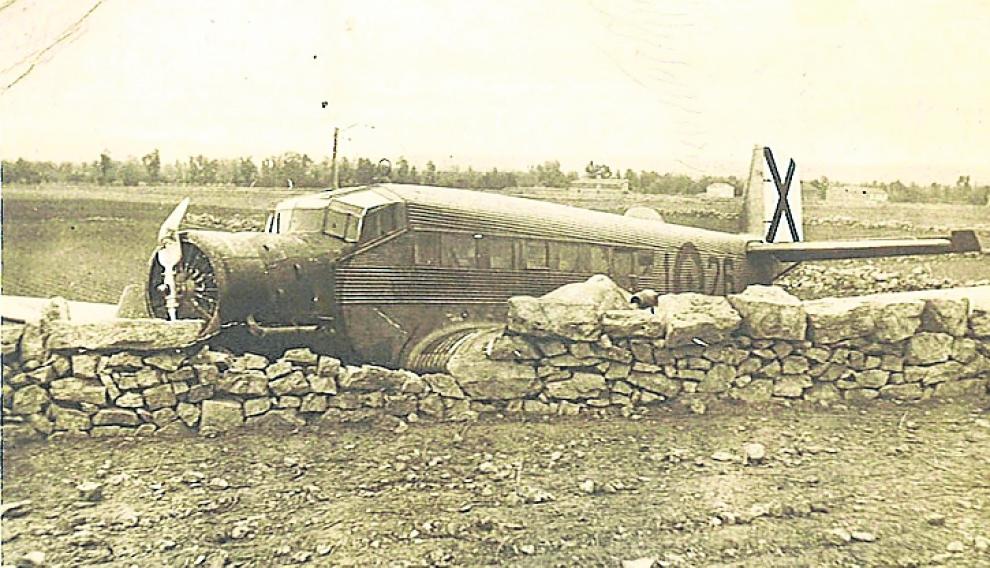 El Junker tras aterrizar en los campos de cereal de Cella en 1951.