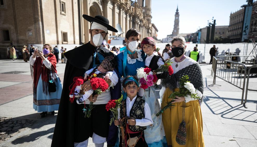 Estela Soler, con su marido y sus tres hijos en el recinto de la Ofrenda