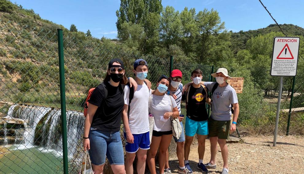 Jóvenes en el acceso al Salto de Bierge, popular zona de baño.