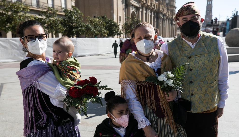 Raquel Prades, segunda por la derecha, estuvo en la Ofrenda junto a su familia