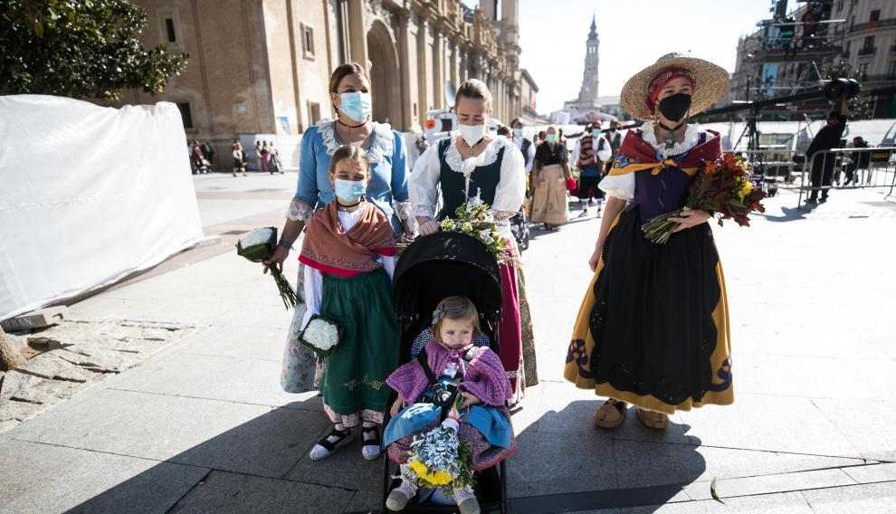 Vanessa Navarro, con el carro en el que lleva a su hija, Carmela Junqueras, y con las amigas con las que participó en la Ofrenda