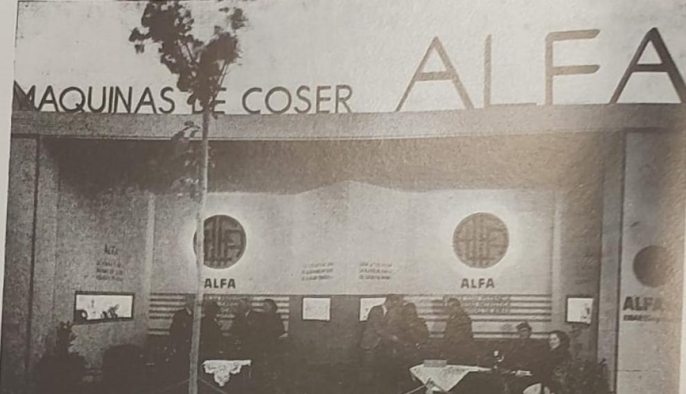 Stands números 93 y 94 de la Feria General de 1941, con las máquinas de coser Alfa de Eibar, Guipúzcoa.
