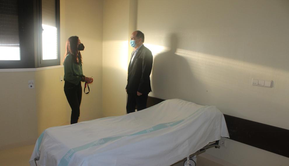 El jefe de Psiquiatría Infanto-Juvenil, Pedro M. Ruiz, y la psiquiatra Maite Zapata, responsable de la Unidad de Corta Estancia, en una de las habitaciones del hospital.