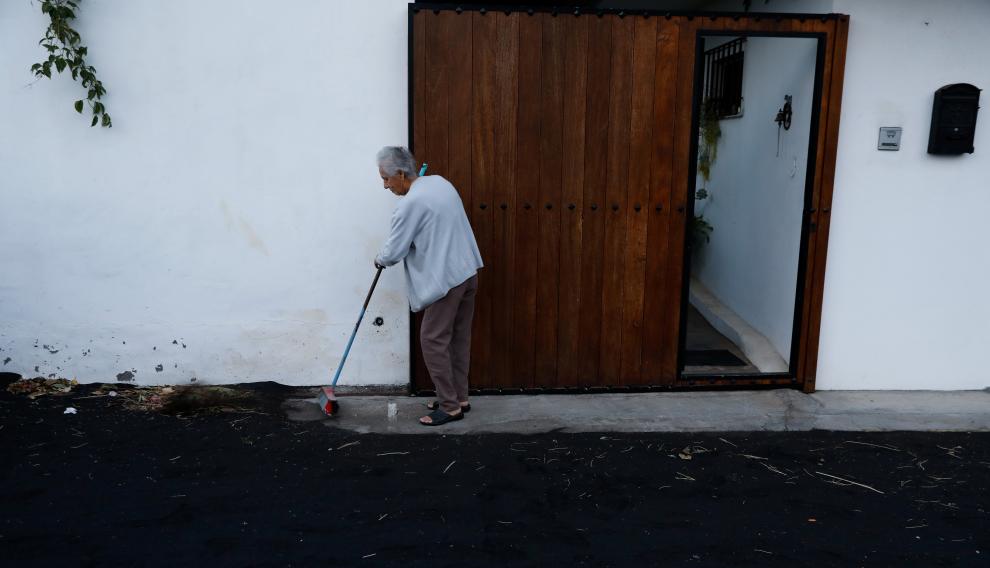 Cumbre Vieja volcano continues to erupt in Spain