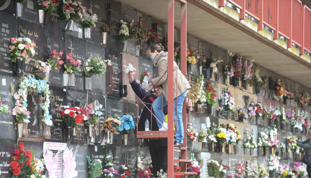 Visitantes en el cementerio de Torrero de Zaragoza, listo para la celebración de Todos los Santos
