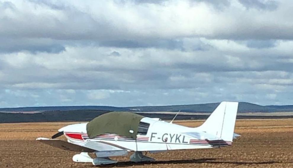 La avioneta ha sido cubierta con una manta hasta que puedan rescatarla con un camión.