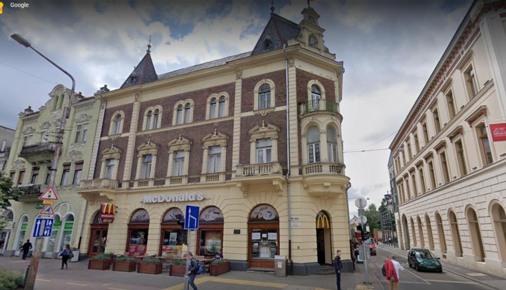 Un McDonalds en un edificio de Debrecen, Hungría