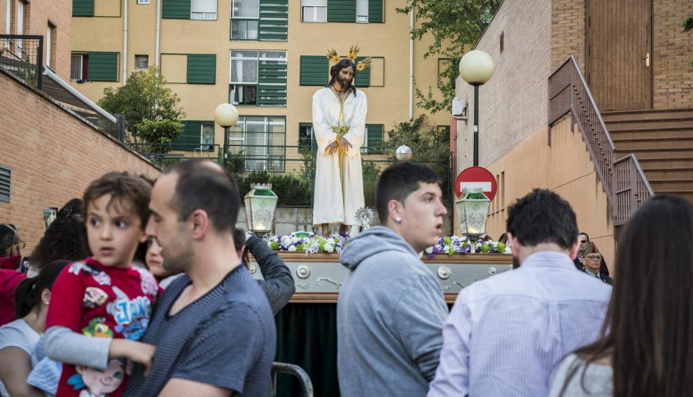 La talla de Jesús de la Soledad ante las Negaciones de San Pedro, por las calles de Miralbueno.