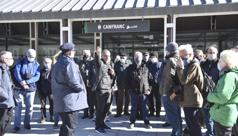 Un grupo de viajeros ingleses que visitaron ayer Canfranc tras llegar en el tren Felipe II.