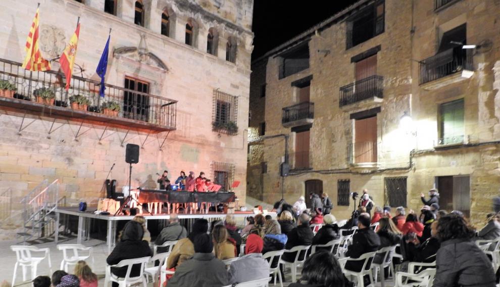 Aspecto de los intervenciones y de las actuaciones musicales en la Plaza Mayor.