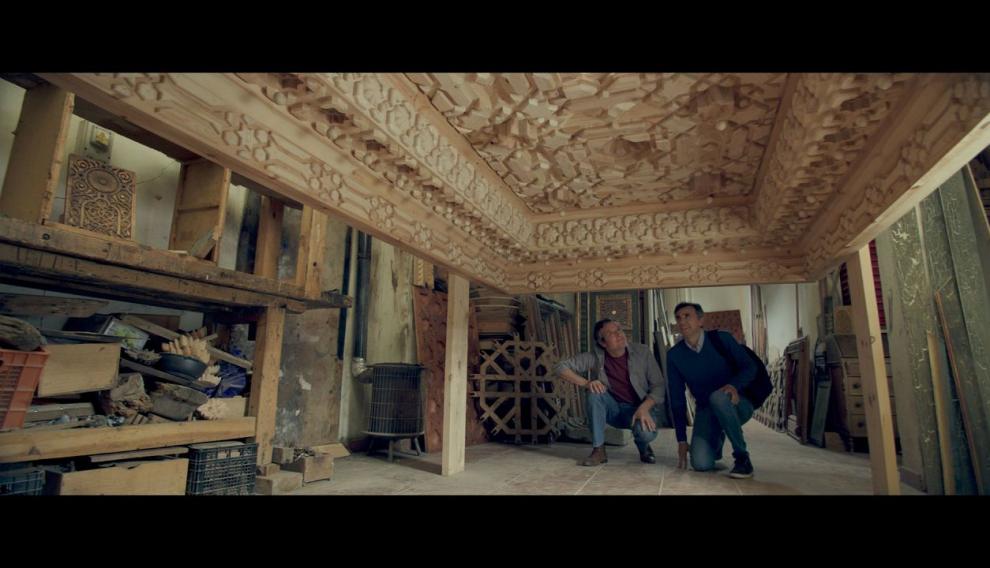 El tallista Pablo Luis Martos de Úbeda y Juan Naya, ante el primer artesonado reconstruido del techo.