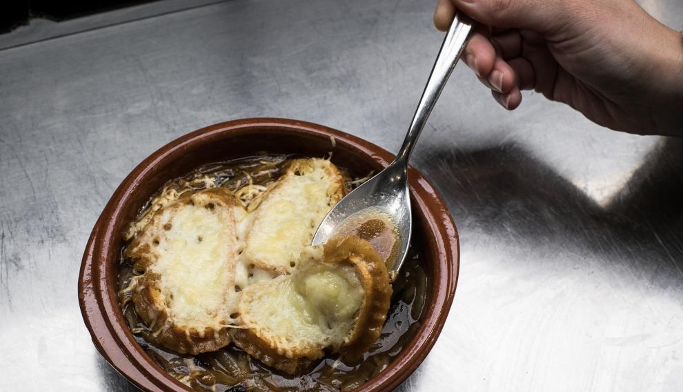 Sopa de cebolla.