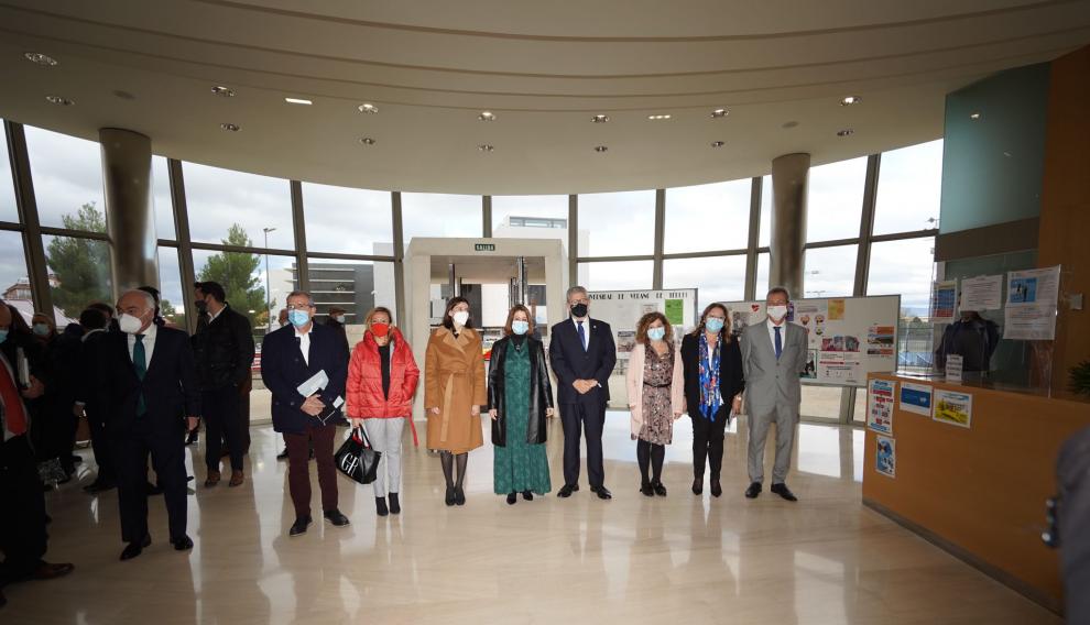 La ministra de Justicia, Pilar Llop, entre la consejera de presidencia, Mayte Pérez, y la alcaldesa de Teruel, Emma Buj, a su llegada al edificio del vicerrectora do del campus de Teruel.