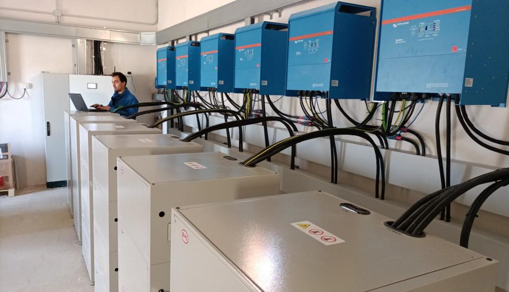 Baterías de una instalación fotovoltaica de una granja de porcino.