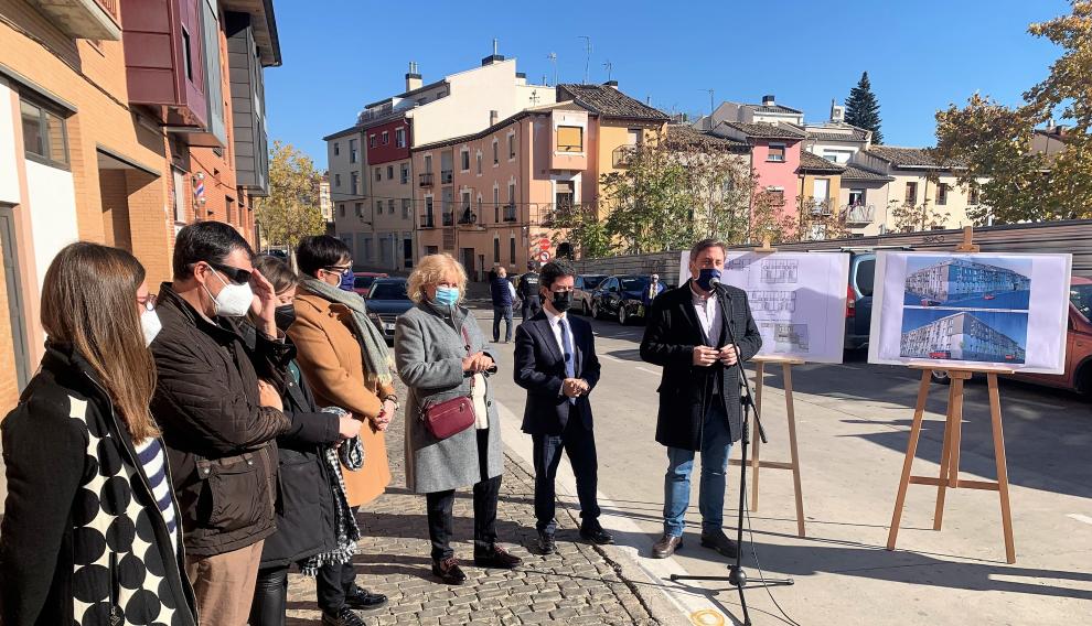 En el centro de la imagen, el alcalde de Huesca y el consejero de Vertebración del Territorio en la presentación de las obras.