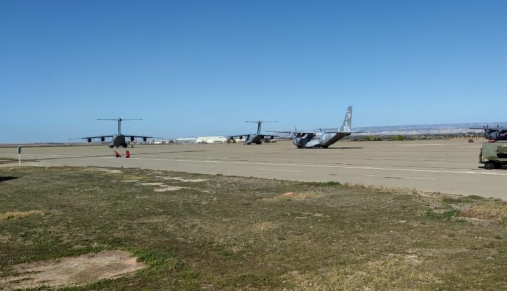Varios aviones de transporte de siete países que han participado en el curso de formación en la Base de Zaragoza.