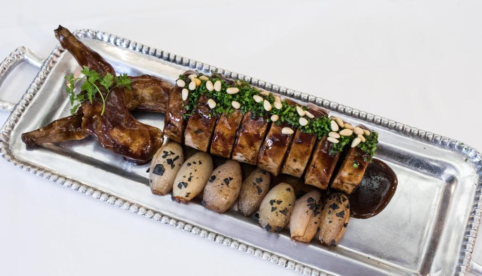 Conejo relleno de picatostes, frutos secos y su higadito.
