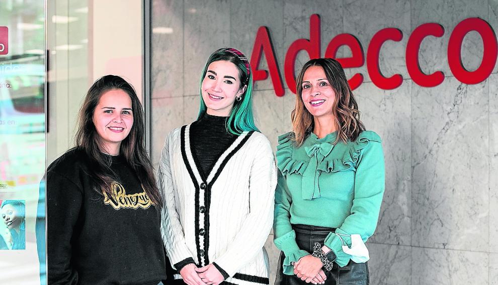 Yessenia Carolina Sánchez y Leyre Pérez, junto a Herminia Lombarte, directora regional de Adecco Aragón.