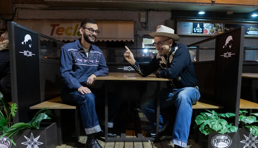 Mario Angás con su padre, Francho en la terraza de La Malteadora, a punto de actuar con su banda, Rauchy.