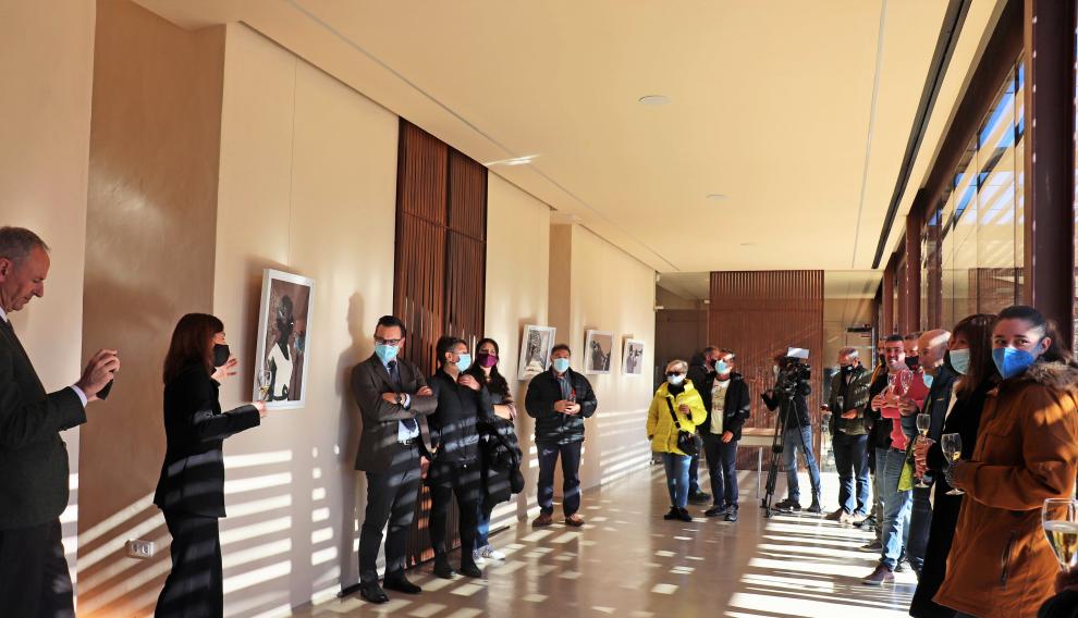 Visita a la exposición de Alberto Aragón en el interior de la nueva bodega.