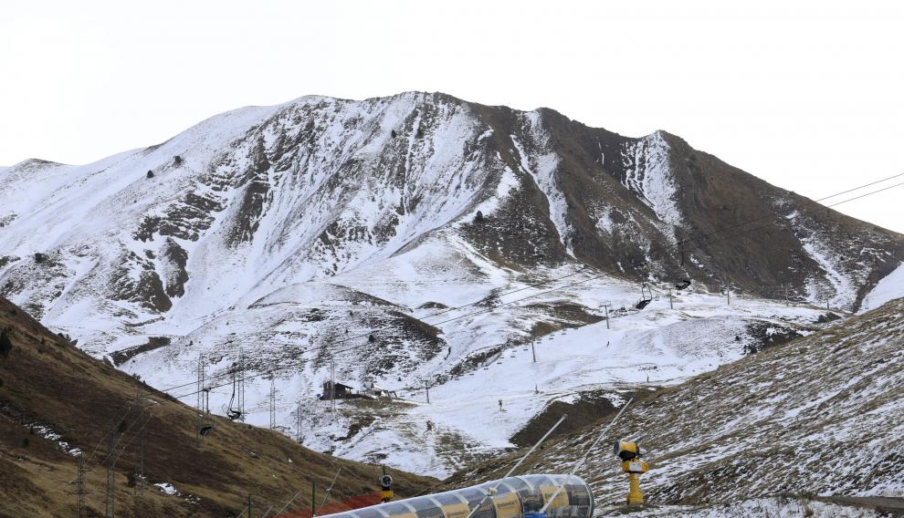 Las últimas nieves también han dejado un primer manto en la estación de Astún