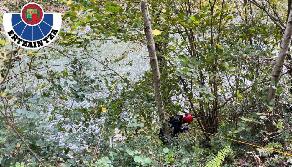 Rescate del cadáver de una persona en el río Bidasoa.