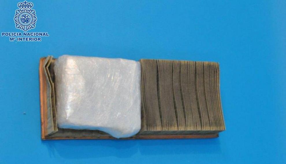 En el filtro de aire del coche se halló escondido un paquete que contenía 500 gramos de cocaína.