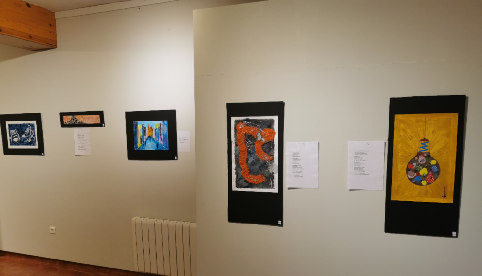 La exposición muestra las pinturas que forman parte del librito ‘Sin salir de casa’ de Pilar Bonet.