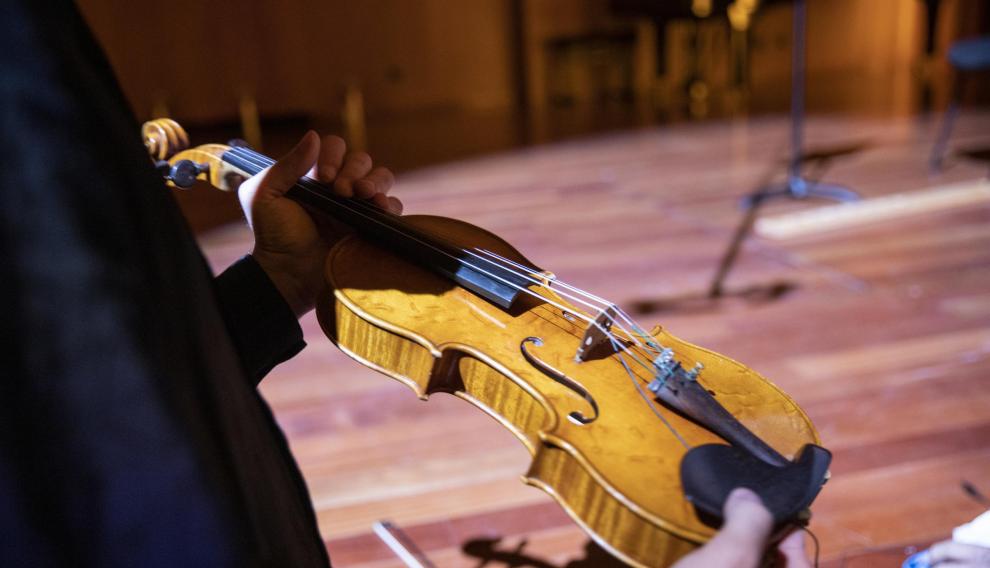 El violín ha sido clave para las conexiones con distintas personas que Kamran ha generado.