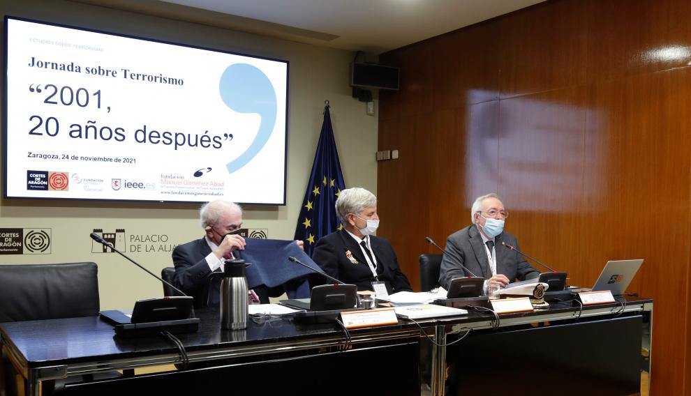 El exministro de la UCD, José Manuel Otero (a la izquierda)m y el catedrático de Historia antigua, Guillermo Fatás (a la derecha).