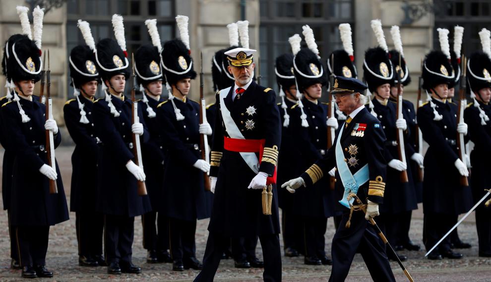 Los reyes llegan en carroza al Palacio Real en su bienvenida a Suecia