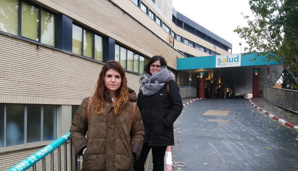 Ana María Pelleja, enfermera, y Amparo Bozán, auxiliar, en la entrada al Hospital Clínico de Zaragoza, donde trabajaron juntas 18 meses de pandemia.