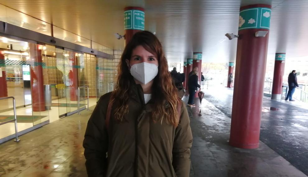 Ana María Pelleja, enfermrea de uci, a la entrada del Hospital Clínico, donde tiene actualmente un contrato de un mes.