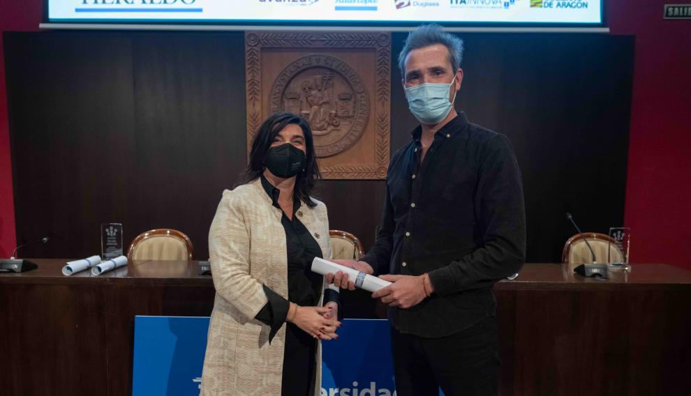 Paloma de Yarza, presidenta de HERALDO, entregó el premio a Cristian Ruiz.