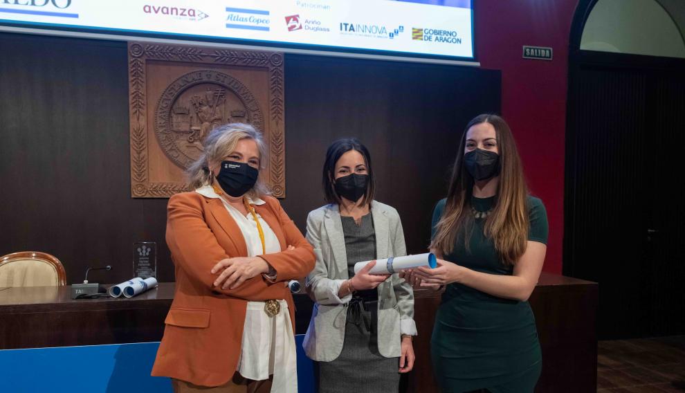 Rosa Bolea (a la izda.), de la Universidad de Zaragoza, entregó el accésit a las investigadoras Elena Atrián e Isabel Franco.