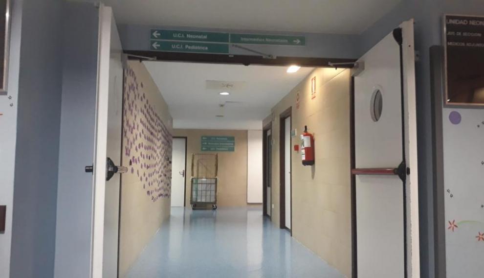Uno de los pasillos del Hospital Infantil, que dirige a la uci pediátrica.