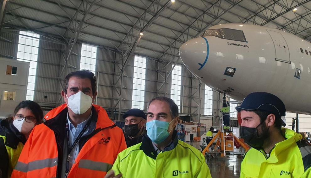 El director del aeropuerto, Alejandro Ibrahim, a la izquierda, con el director general de Tarmac, Pedro Sáez, durante la visita de los ingenieros levantinos.