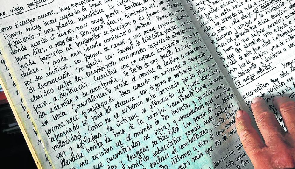 Detalle de la caligrafía minuciosa de Joaquín Araújo en sus cuadernos de campo.